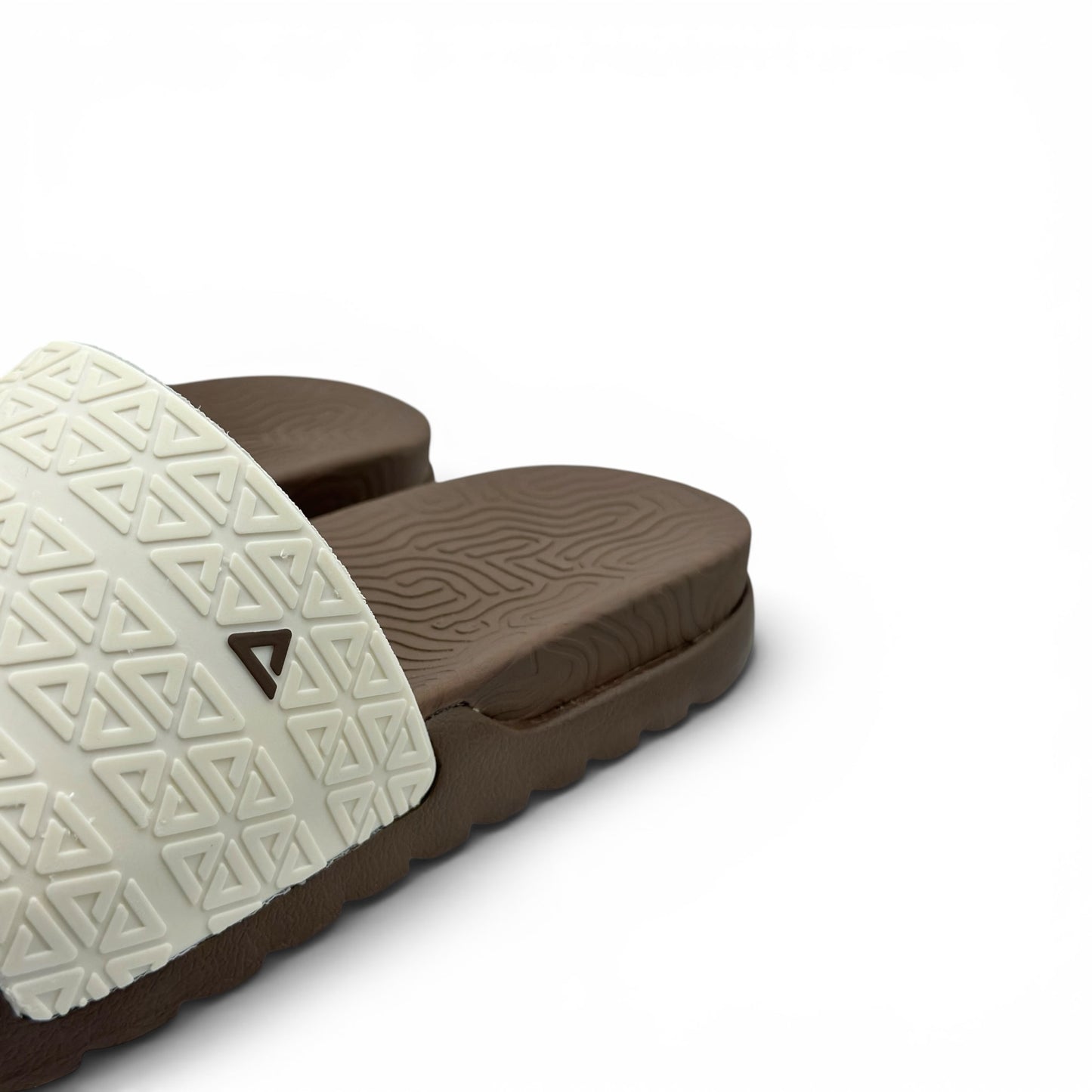 Peak Taichi Slippers Coffee/White